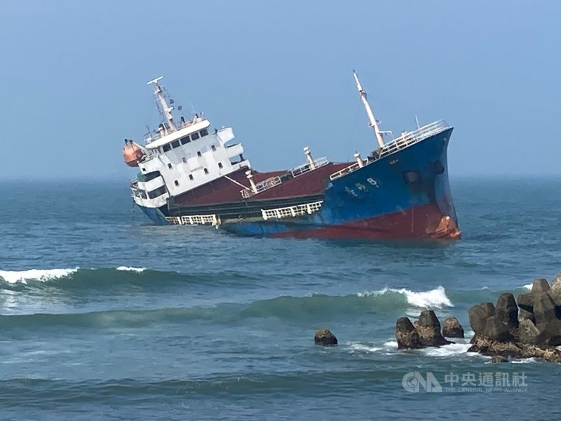 一艘獅子山籍多用途船「志海8號」12日凌晨在高雄港北側外海因船艙進水導致船身傾斜,凌晨通報棄船求援,13名船員順利救出,但船隻受海流影響一路漂進高雄港錨區,晚間擱淺旗津中洲污水廠南側海域。(高雄港務分公司提供)中央社記者洪學廣傳真 109年10月13日