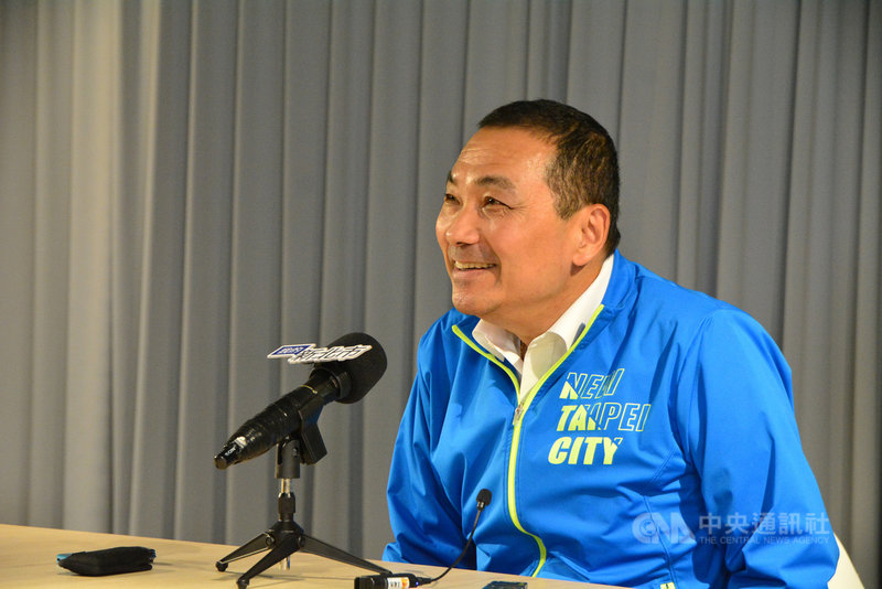 北北基軌道路網政策溝通平台13日首次開會,達成5點共識,新北市長侯友宜晚間在市府舉行記者會,說明市府立場對於平台共識樂觀其成,也期待基隆捷運與汐東捷運(汐止民生線汐止東湖段)可在2年內動工。中央社記者黃旭昇新北市攝 109年10月13日