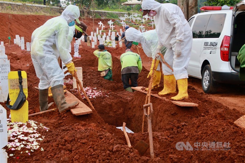 印尼武漢肺炎疫情嚴峻,雅加達省政府新增大片墓園用地,專供往生者使用。一輛救護車9月29日下午載運往生者大體到位於雅加達東區的墓園。中央社記者石秀娟雅加達攝 109年9月30日