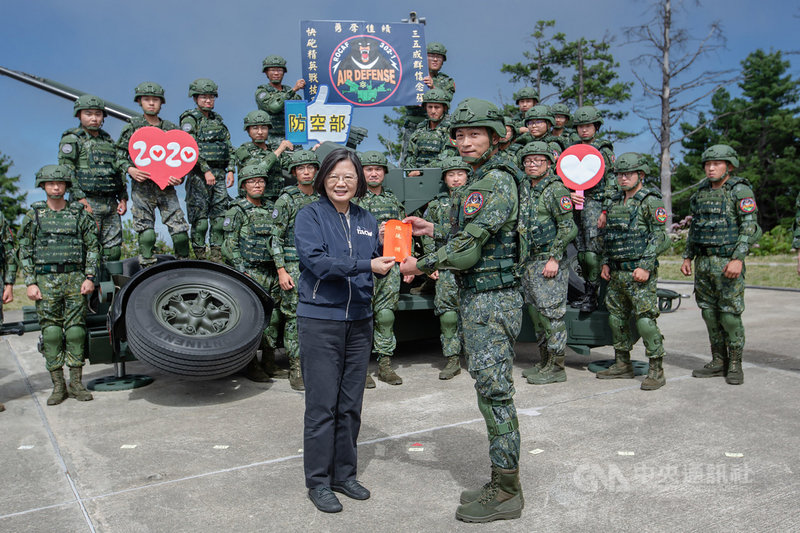 總統蔡英文13日視導空軍防空暨飛彈指揮部,慰勉國軍辛勞與付出。(總統府提供)中央社記者葉素萍傳真 109年10月13日