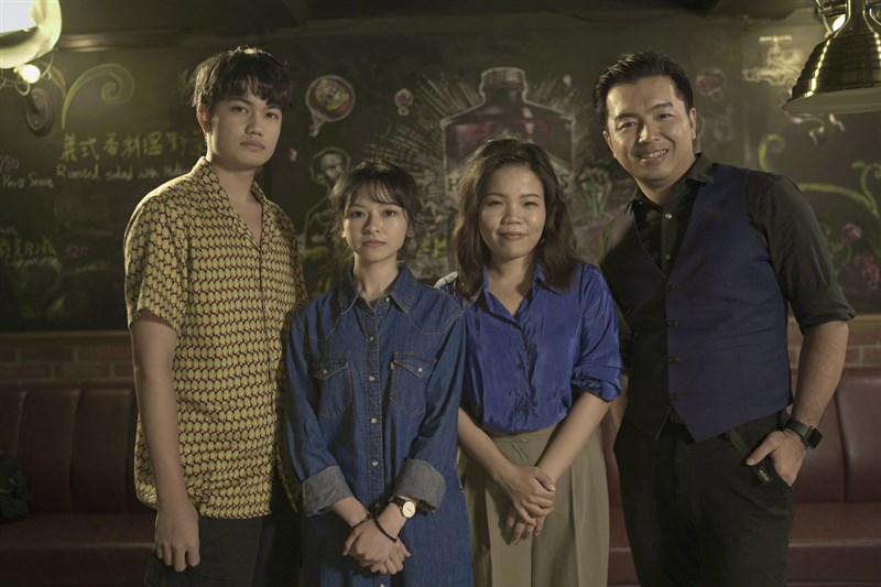 電影「無聲」導演柯貞年(右2)率演員陳妍霏(左2)、劉子銓(左)接受「E!Studio藝鏡到底 Talk一杯」節目主持人鄭偉柏(右)訪問,分享選角過程及拍攝花絮。(E!Studio藝鏡到底提供)中央社記者王心妤傳真 109年10月13日