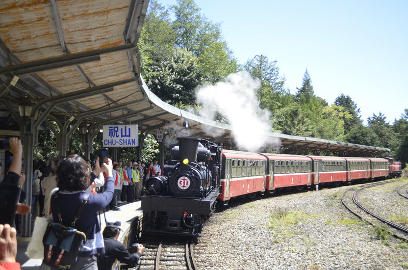 紀念祝山車站陪伴遊客34年，阿里山林鐵及文資處13日舉辦活動，啟動百年蒸汽火車SL-31向祝山站致敬，完成改建前最後的鐵道巡禮。中央社記者蔡智明攝　109年10月13日