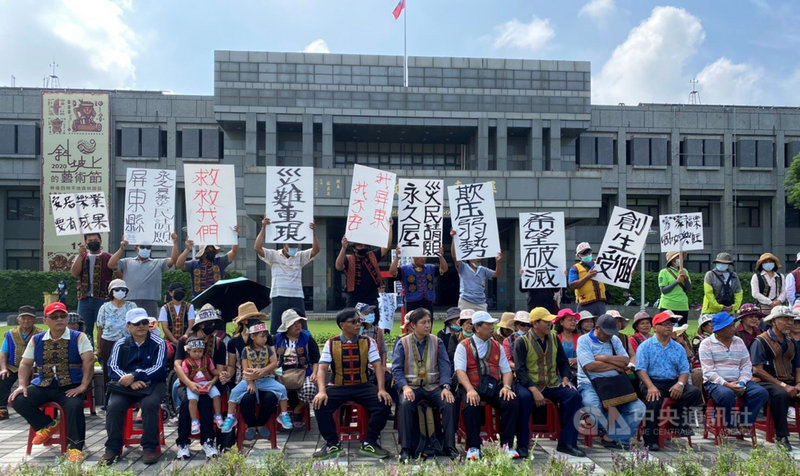 屏東縣政府將在15日、16日拆除瑪家鄉禮納里永久屋部落2棟永久屋違建,50多名好茶村民13日在縣府廣場前陳情,高舉看板表達訴求。中央社記者郭芷瑄攝 109年10月13日