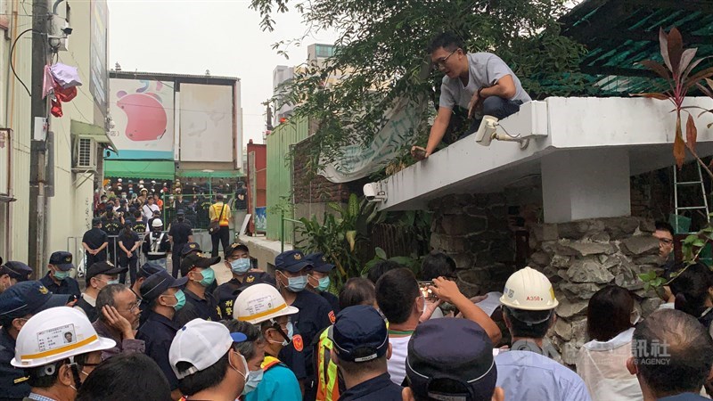 交通部鐵道局中部工程處13日凌晨發動奇襲,強制拆除台南市鐵路地下化沿線3戶拒遷戶,反拆遷社運人士及學生即時趕到,一度和警方發生推擠。中央社記者張榮祥台南攝 109年10月13日