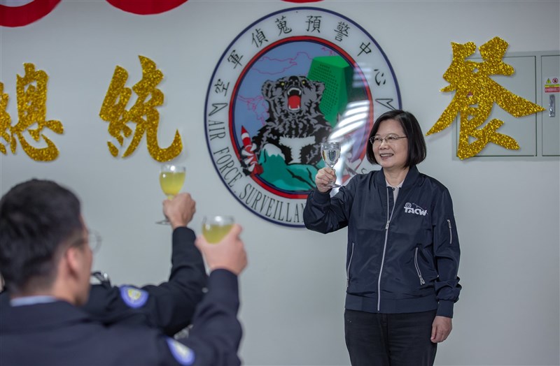 總統蔡英文13日前往樂山雷達站視察,並親自外送麻辣鍋底給高山上辛苦執勤的國軍弟兄姐妹。(圖取自總統府Flickr網頁,作者 Wang Yu Ching ,CC BY 2.0)