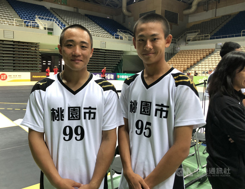 109年全國5人制棒球錦標賽13日在新北市開打,桃園市隊陣中球員戴昱峰(右)、王羽飛(左)談起5人制賽事與一般棒球賽差異,點出守備彈跳問題。中央社記者謝靜雯攝 109年10月13日