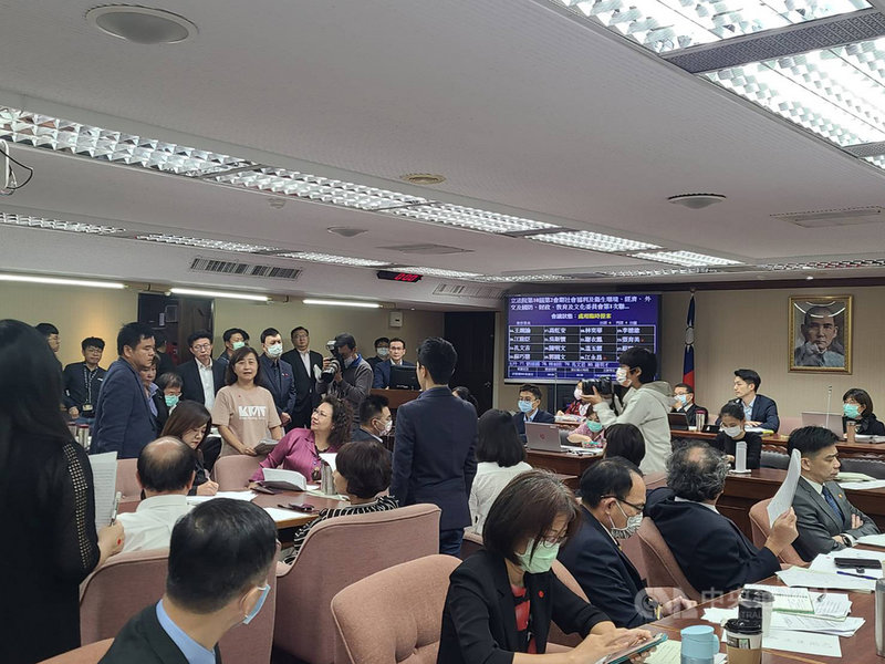 食藥署以新台幣9萬9990元金額委託成大專家李俊璋進行萊劑美豬風險評估,遭立委質疑刻意規避10萬元公開招標規定,要求重做。圖為朝野立委為此案爭執不休。中央社記者張茗喧攝 109年10月14日