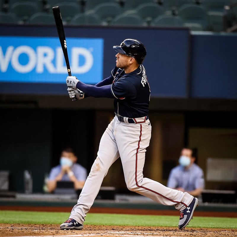 勇士隊13日在MLB國聯冠軍賽拿下2連勝。圖為勇士打者弗利曼4局上半在2好3壞滿球數的情況下擊出右外野全壘打，讓勇士2比0先馳得點。（圖取自instagram.com/braves）