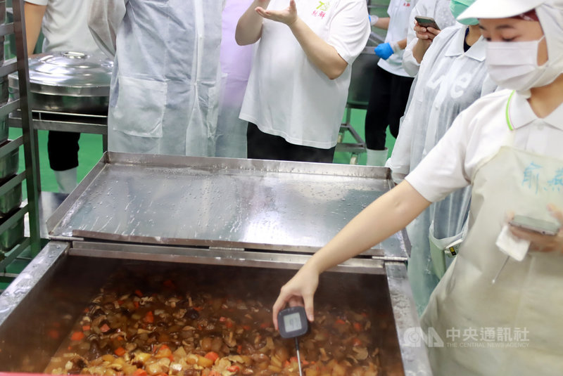 新北市政府衛生局成立全國首創「食安智慧監控中心」,運用雲端溫度計物聯網掌握烹煮食物溫度,守護學童校園餐飲健康。(衛生局提供)中央社記者黃旭昇新北傳真 109年10月14日