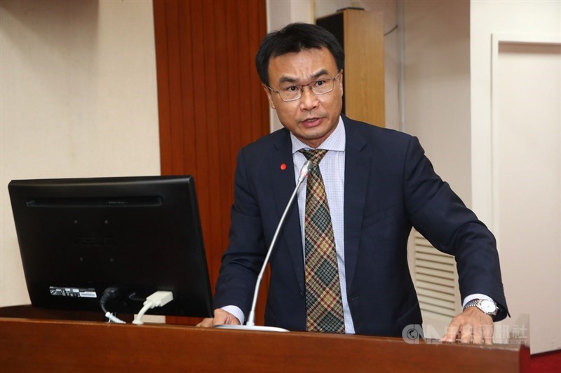 立法院經濟委員會等5委員會14日聯席審查有關含萊劑美豬牛進口行政命令,邀請農委會主委陳吉仲列席報告。中央社記者王騰毅攝 109年10月14日