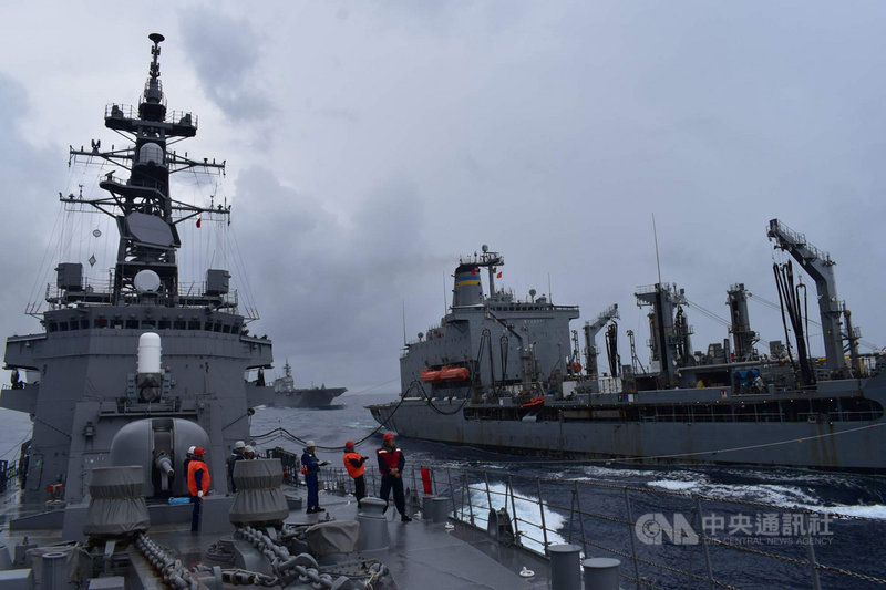 美國海軍勃克級飛彈驅逐艦馬侃號(DDG-56)12日起與日本海上自衛隊第2護衛隊群在南海展開聯合演習。(第7艦隊提供)中央社記者林宏翰洛杉磯傳真 109年10月14日