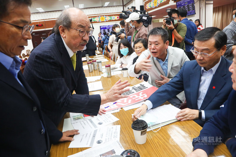 立法院5個委員會14日聯席審查攸關含萊克多巴胺美豬進口的行政命令,國民黨團訴求先開公聽會再審查,經民進黨立法院黨團總召柯建銘(左2)、國民黨立法院黨團總召林為洲(右2)等朝野立委協商後達成共識,將先開公聽會。中央社記者王騰毅攝 109年10月14日