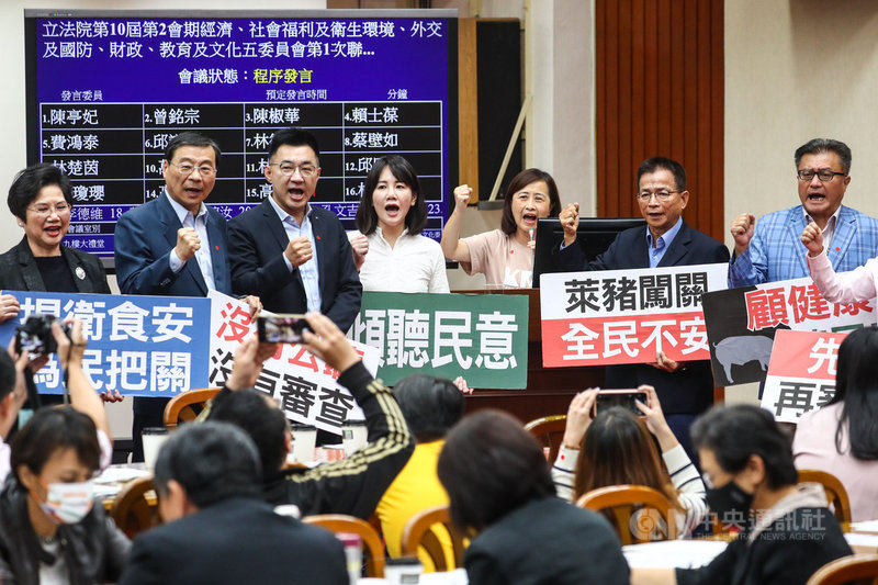 立法院5個委員會14日聯席審查攸關含萊克多巴胺美豬進口的行政命令,國民黨立法院黨團在程序發言時訴求先開公聽會再審查,包括立委溫玉霞(後排左起)、曾銘宗、江啟臣、謝衣鳳、林奕華、賴士葆、孔文吉等人手舉看板表達訴求。中央社記者王騰毅攝 109年10月14日
