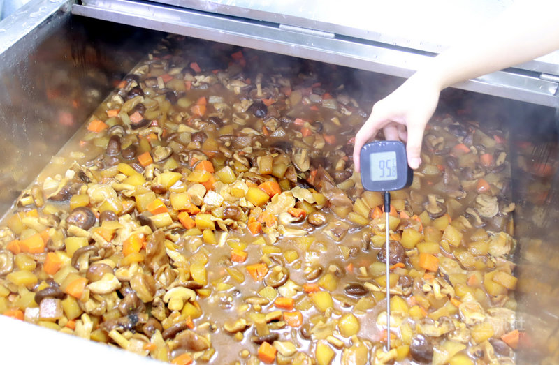 新北市政府衛生局成立全國首創「食安智慧監控中心」,運用雲端溫度計物聯網掌握烹煮食物溫度,實施以來,統計校園疑食物中毒事件明顯下降。(衛生局提供)中央社記者黃旭昇新北傳真 109年10月14日