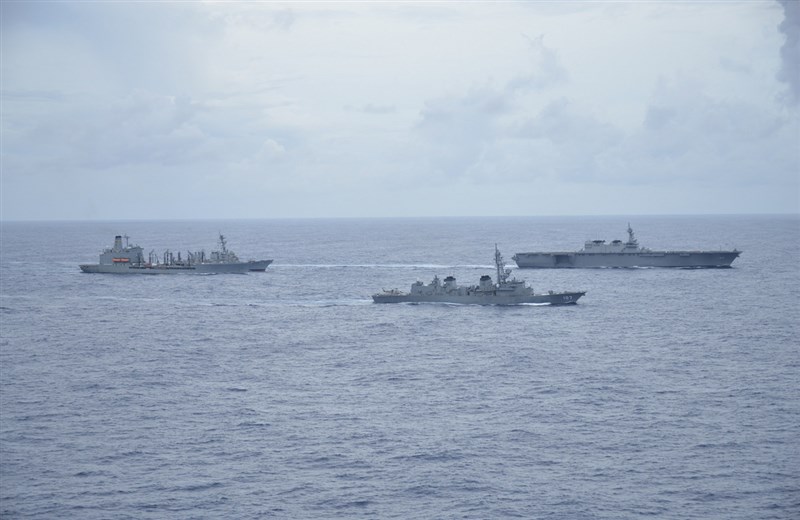 加賀號護衛艦(DDH-184)(右)為日本海上自衛隊最大艦艇,美國總統川普去年5月訪日曾經登上加賀號視察。(第7艦隊提供)中央社記者林宏翰洛杉磯傳真 109年10月14日