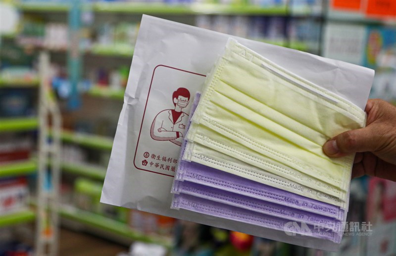 食藥署署長吳秀梅21日證實,110年起實名制口罩將由廠商統一分裝,並從現行2週9片增至10片,每片從5元降至4元。(中央社檔案照片)