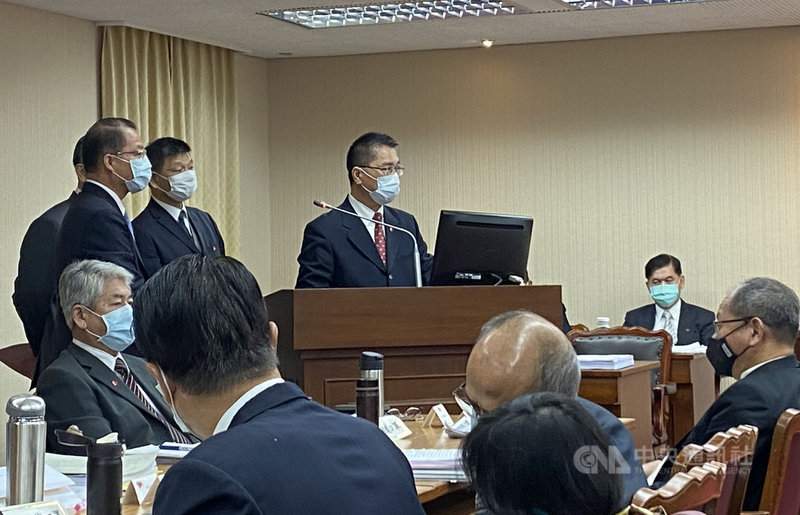 涉嫌在台殺害同行女友的港人陳同佳擬來台投案,藍綠立委14日都追問相關進度,並要求積極處理;內政部長徐國勇(後左3)在立法院內政委員會答詢表示,已設單一窗口聯繫處理,陳同佳若來台投案就依法處理。中央社記者黃麗芸攝 109年10月14日