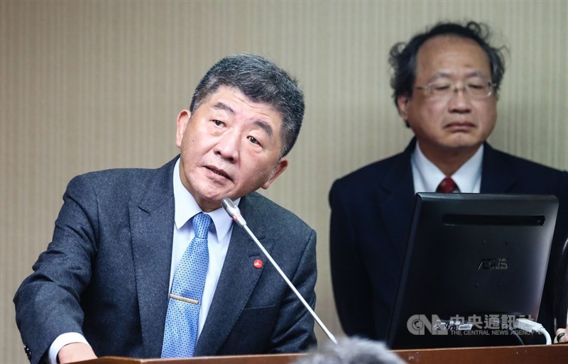 立法院社會福利及衛生環境等5委員會14日舉行聯席會議,審查衛生福利部函送為修正「動物用藥殘留標準」等案,衛福部長陳時中(左)、農委會副主委黃金城(右)列席備詢。中央社記者王騰毅攝 109年10月14日