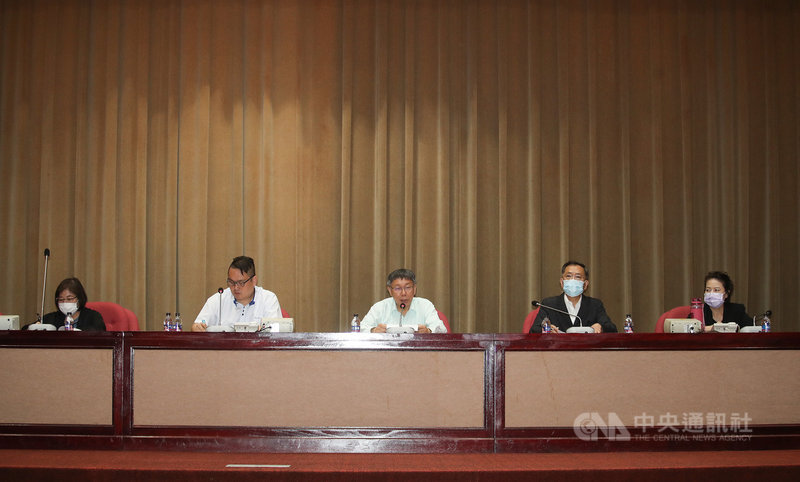 台北市長柯文哲(中)14日赴市議會國民黨團報告,致詞時表示針對內湖非法養護所大火,懲處內湖區公所與衛生局相關人員,並增吹哨者條款,檢舉非法機構獎金的5%將給檢舉人。中央社記者張新偉攝 109年10月14日
