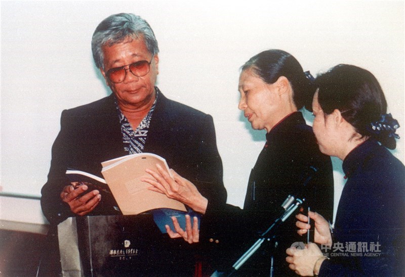 台灣邦交國帛琉共和國前總統中村國雄(左)14日辭世,享壽76歲。圖為2000年5月中村國雄率團到慈濟醫學院參訪。(中央社檔案照片)