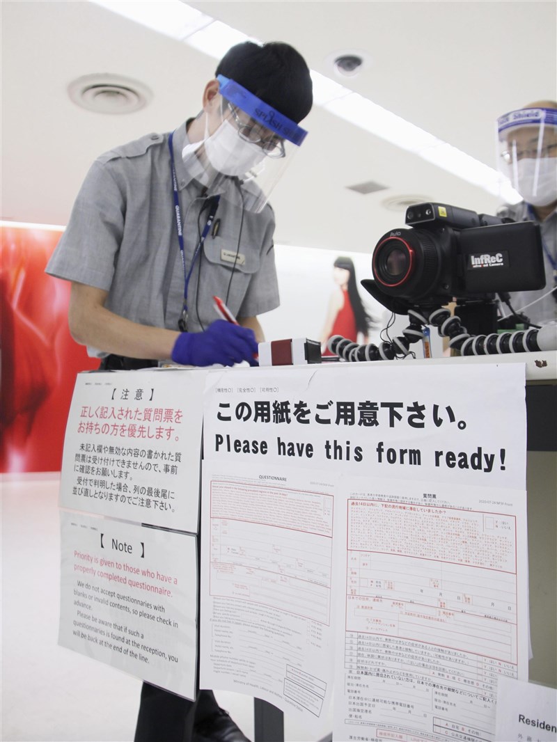 中央流行疫情指揮中心21日宣布,近日接獲日本通知檢出3例從台灣入境的武漢肺炎抗原陽性個案,包含1名男嬰、30多歲女性及1歲男童。圖為日本成田機場入境檢疫站。(共同社)