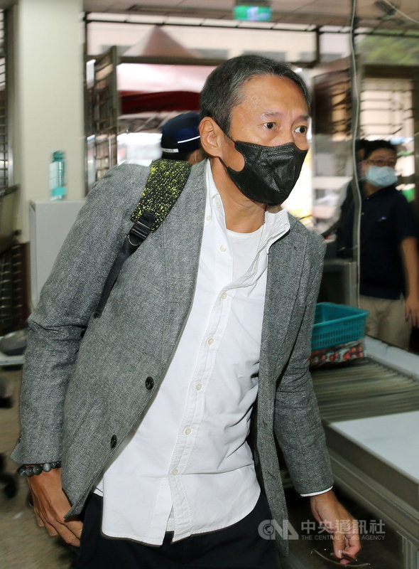 導演鈕承澤被控性侵案,台灣高等法院14日開庭,鈕承澤準時出庭。中央社記者郭日曉攝 109年10月14日