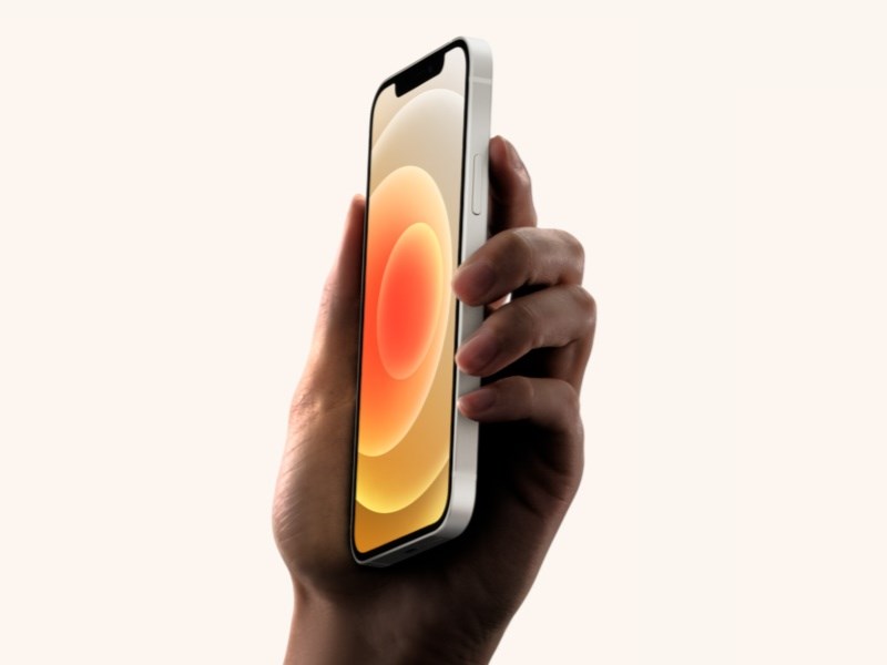 蘋果公司5G版iPhone 12系列手機包裝盒內將移除俗稱「豆腐頭」的充電器和有線耳機。(圖取自蘋果公司網頁apple.com)