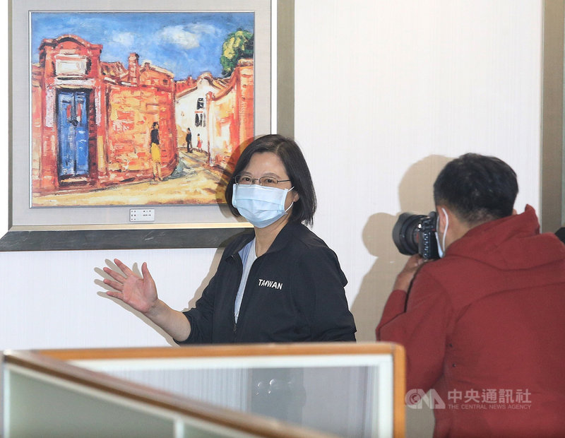 民進黨14日召開中常會,總統兼民進黨主席蔡英文出席,步入會議室前,向媒體揮手致意。中央社記者郭日曉攝 109年10月14日