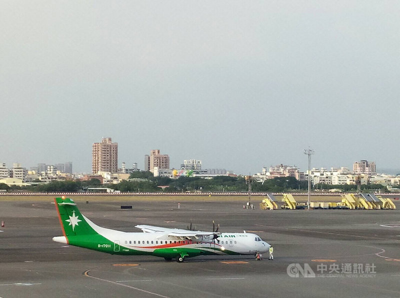 民航局15日指出,立榮航空一架執行高雄到東沙的ATR72-600型軍包任務班機,飛行至台北飛航情報區與香港飛航情報區交接點附近,經香港航管單位管告知飛經區域2萬6000呎以下有危險活動,拒絕立榮航班進入;基於安全考量,立榮航班折返。圖為立榮ATR72-600同型機。(讀者提供)中央社記者侯文婷傳真 109年10月15日