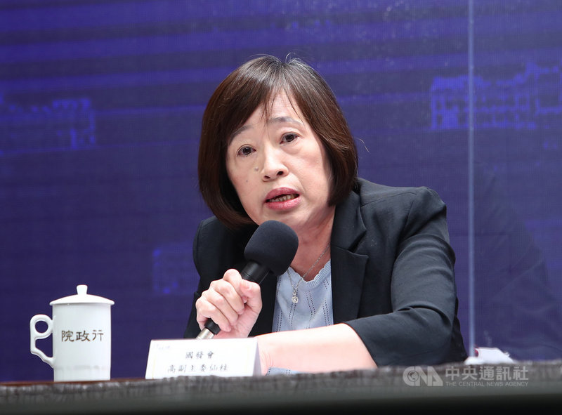 國發會15日在行政院會報告3大關鍵人才培育及延攬戰略,副主委高仙桂在會後記者會表示,STEM人力需求不易估算,國發會用總體計量模型大致推估出STEM人力需求每年新增13.6萬人,目前大專院校STEM系所則只有9.7萬人;為補足人力缺口,在「培育本土數位人才」方面,政府將擴展高教培育量能。中央社記者王騰毅攝 109年10月15日