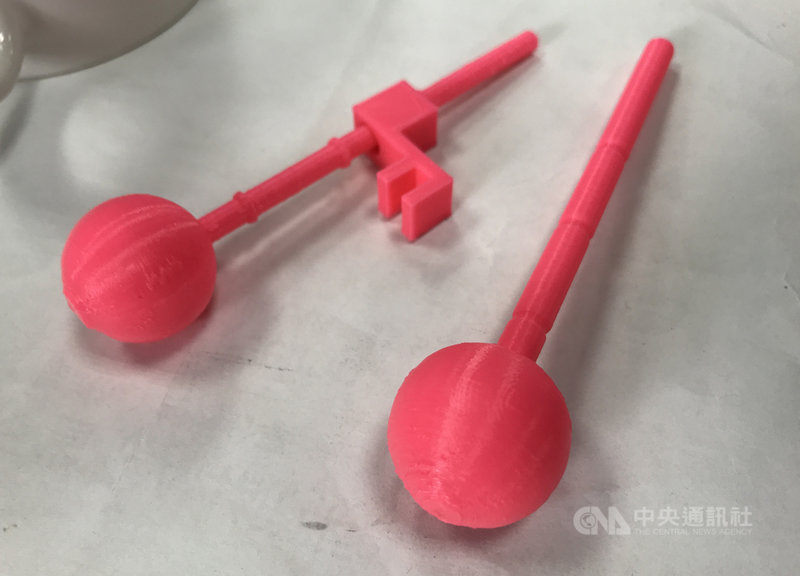 花蓮宜昌國小6年級學生紀宥安製作「盲人專用杯」,獲2020 IEYI世界青少年創客發明展銀牌獎。第3代版本改以3D列印機製作,將輔助器放入杯中,透過浮力原理可讓使用者透過刻度得知目前水位。中央社記者張祈攝 109年10月15日
