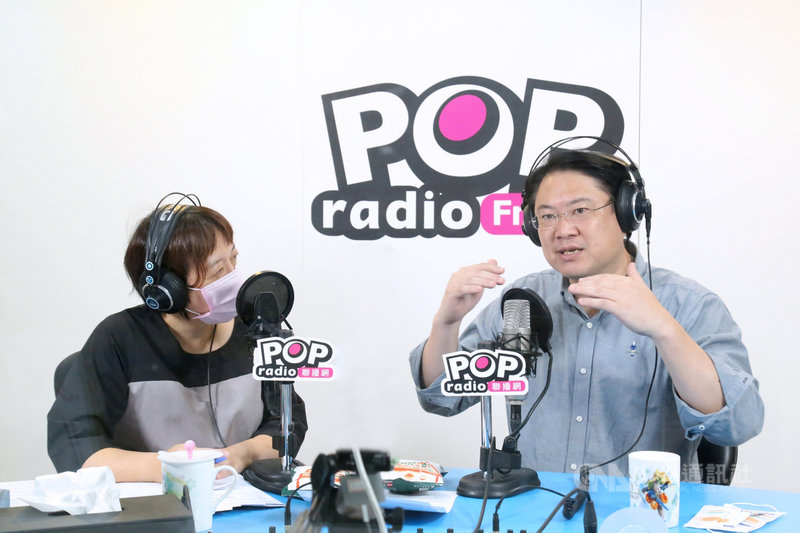 基隆市長林右昌(右)15日接受廣播節目「POP搶先爆」專訪,談到基隆捷運延伸到基隆市區議題表示,大家不用急,等交通部鐵道局評估方案出來後,市府會與交通部討論,找出最佳方案。左為主持人邱明玉。(「POP搶先爆」提供)中央社記者王朝鈺傳真 109年10月15日