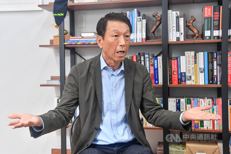 前參謀總長李喜明上將(圖)表示,他與「壯闊台灣」創辦人吳怡農提出國土防衛部隊的構想,目的是透過善用包括後備軍力的一切可用資源,推動台灣建立可信的嚇阻力,以嚇阻戰爭。中央社記者鄭清元攝 109年10月15日