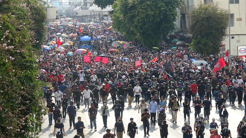 泰國反政府學生團體14日號召上千民眾從民主紀念碑前遊行到總理府,表達對政府不滿,高喊「帕拉育下台」、「封建必滅人民萬歲」等口號。中央社記者呂欣憓曼谷攝 109年10月14日