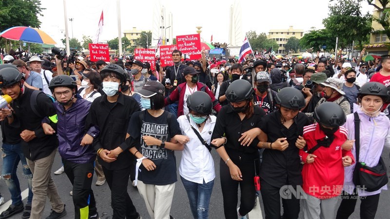 泰國反政府學生團體14日號召上千民眾從民主紀念碑前遊行到總理府,表達對政府不滿。中央社記者呂欣憓曼谷攝 109年10月14日