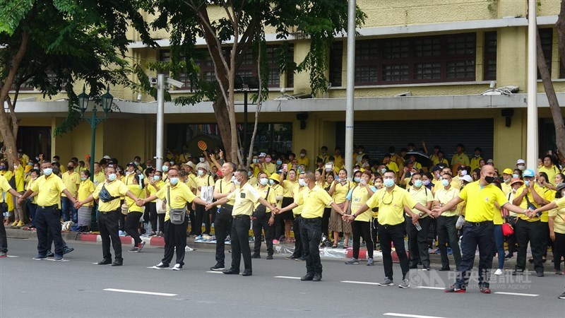 泰國反政府學生團體14日號召上千民眾從民主紀念碑前遊行到總理府,要求總理帕拉育下台;街道另一頭是準備迎接王室車隊的保皇派民眾。圖為泰國警方以人牆將雙方隔開。中央社記者呂欣憓曼谷攝 109年10月14日