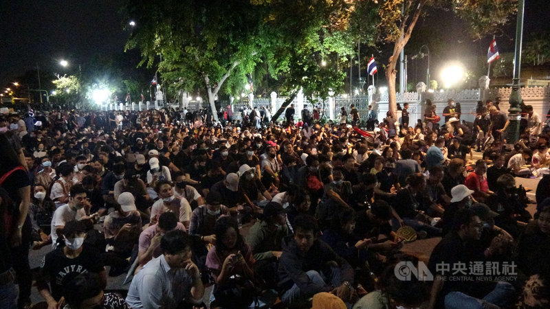 泰國反政府學生團體示威升級,抗議民眾在總理府外聚集,高喊總理下台。中央社記者呂欣憓攝 109年10月15日