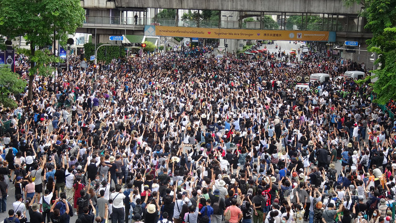 泰國反政府示威者無懼緊急命令，15日下午聚集在曼谷鬧區，直接就地占領叻巴頌路口。中央社記者呂欣憓曼谷攝　109年10月15日