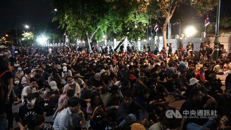 泰國反政府學生團體示威升級,抗議民眾在總理府外聚集,高喊總理下台。中央社記者呂欣憓攝 109年10月15日