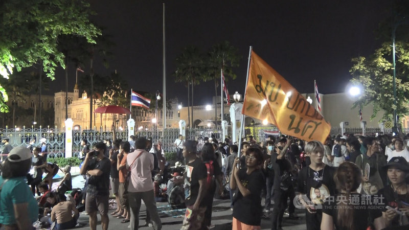 泰國反政府學生團體14日晚間號召上千民眾集結在民主紀念碑前,傍晚遊行到總理府前要總理下台。中央社記者呂欣憓攝 109年10月15日