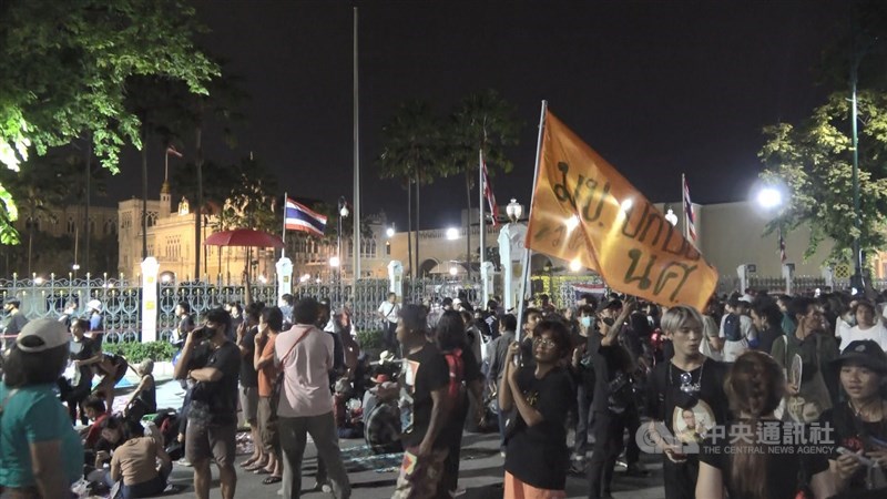 泰國反政府學生團體14日晚間號召上千民眾集結在民主紀念碑前,傍晚遊行到總理府前要總理下台。中央社記者呂欣憓攝 109年10月15日
