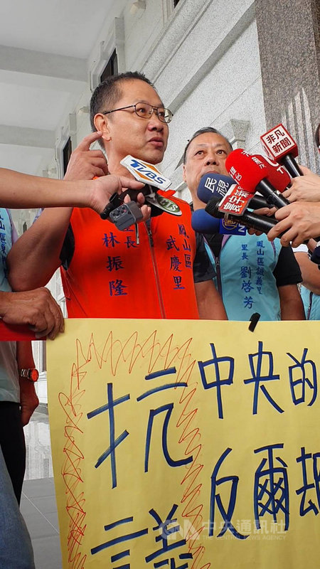 因應流感疫苗短缺,高雄市政府祭出配發疫苗措施,盼讓高風險族群優先接種,但鳳山區數名里長15日上午到高雄市議會陳情,不滿社區注射站因此遭取消,盼市府能向中央爭取更多疫苗。中央社記者洪學廣攝 109年10月15日