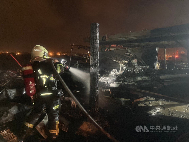 澎湖縣馬公市案山碼頭附近一艘上架的「金合全」遊艇16日清晨突然起火燃燒,消防人員到場搶救,火勢在30分鐘後獲得控制直到完全熄滅,但遊艇幾乎全毀。(澎湖消防局提供)中央社 109年10月16日
