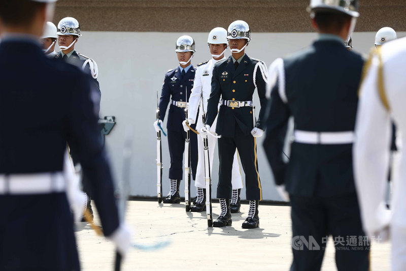 國軍三軍儀隊在國慶典禮上，不靠配樂，僅靠拍槍、靠腿、跺槍、踏步聲演出震撼全場，16日公開訓練畫面。中央社記者游凱翔攝　109年10月16日