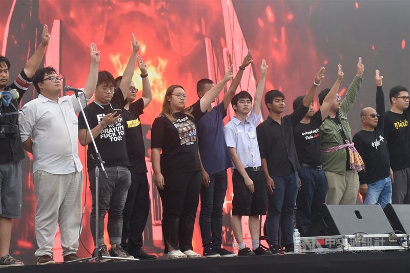 泰國學生運動衝破底線,大膽提出王室改革議題,讓王室不再是不能觸碰的禁忌。圖為9月20日主張王室改革的學生聚集在皇家田廣場的舞台。中央社記者呂欣憓曼谷攝 109年10月16日