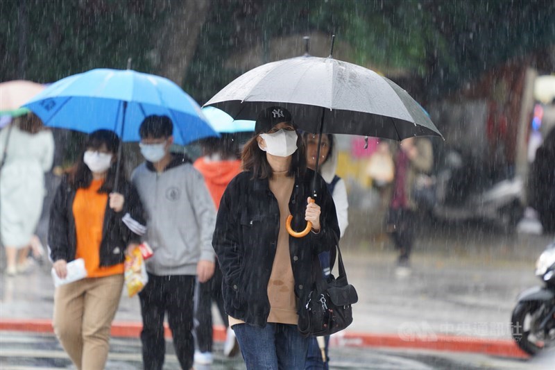中央氣象局表示,受東北風影響,宜蘭縣已有局部大豪雨發生,新北市山區有局部豪雨。(中央社檔案照片)