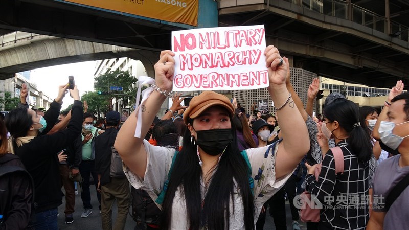 泰國反政府示威者無懼緊急命令,15日下午聚集在曼谷鬧區的叻巴頌路口,示威者高舉抗議標語。中央社記者呂欣憓曼谷攝 109年10月15日