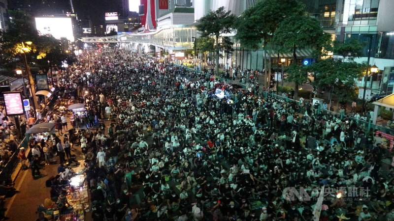 泰國反政府示威不斷,抗議民眾無懼緊急命令,15日傍晚占領鬧區叻巴頌路口,不過主辦單位宣布晚間10時結束抗議,和平散場。中央社記者呂欣憓曼谷攝 109年10月15日