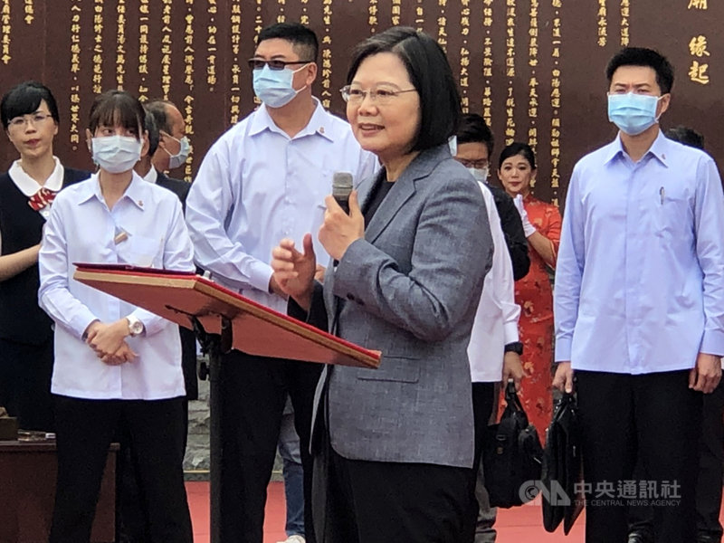 總統蔡英文(前中)17日出席一貫道祖師紀念館白陽聖廟落成典禮,肯定一貫道道親們在各種重要社會公益項目上的投入和付出,是政府重要的救災夥伴,也發揮了安定人心的重要力量。中央社記者趙麗妍攝 109年10月17日