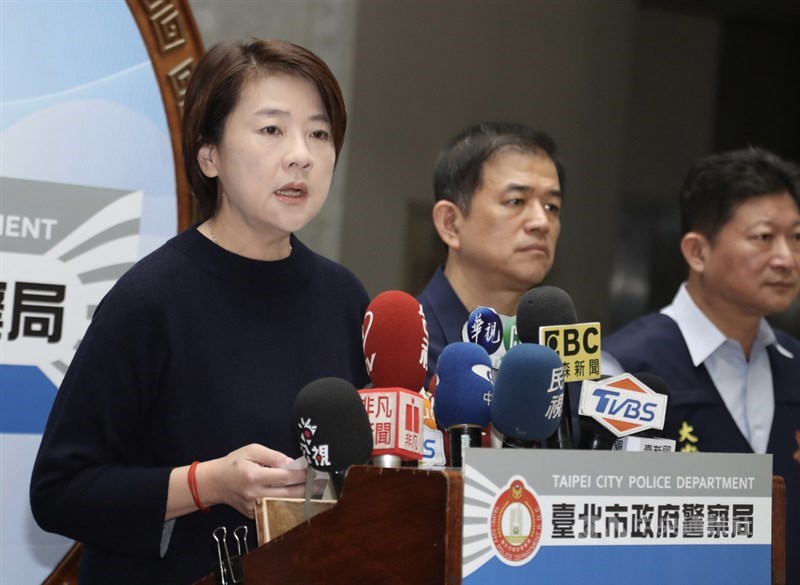 協助在台灣尋求庇護香港人維持生計的「保護傘」餐廳16日遭人潑穢物,台北市副市長黃珊珊(左)17日出席警局記者會時表示,此案犯嫌是住新北市,經統計,台北市犯罪發生數有一半以上是設籍在外縣市的民眾,不容許任何人以不法手段侵害他人自由,會保障市民權利。中央社記者張皓安攝 109年10月17日